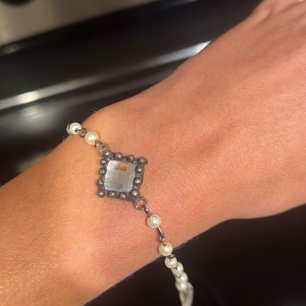 Beautiful Pearl Stone Bracelet NEW - Gypsy Junkies